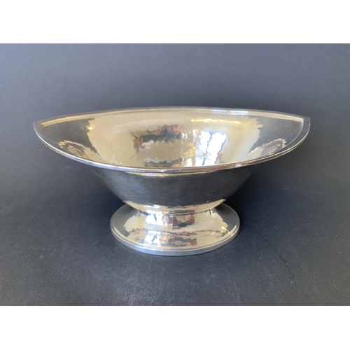 163 - A vintage United States silver plated sauce dish and stand, marked to the base for Simpson Hall Mill... 