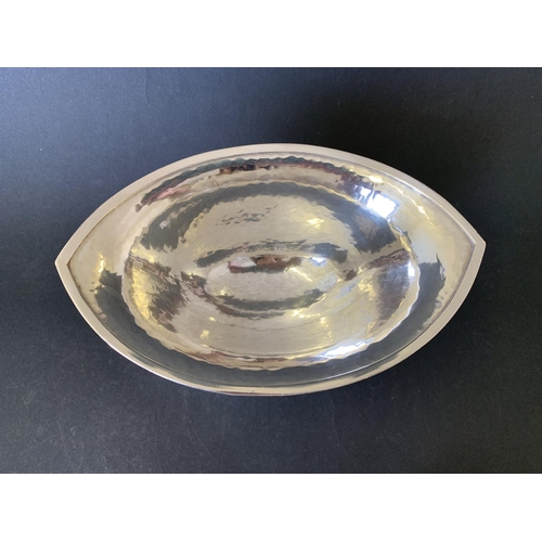 163 - A vintage United States silver plated sauce dish and stand, marked to the base for Simpson Hall Mill... 