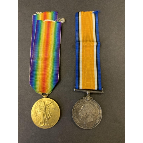 204 - A pair of WW1 medals named to 5709 Pte H H Perkins 6 - Lond R