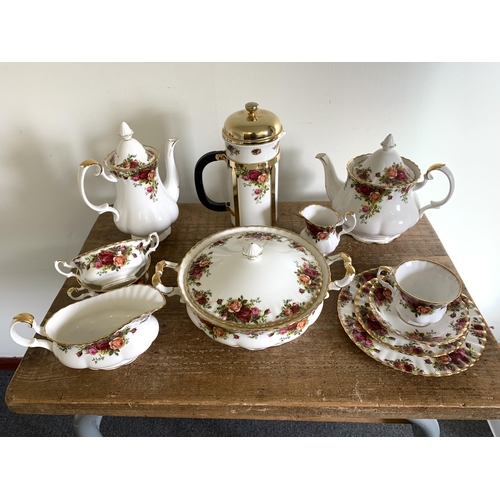 274 - An extensive collection over 3 1/2 boxes of Royal Albert Old Country Roses dinner and tea wares, mai... 