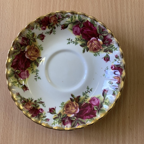 274 - An extensive collection over 3 1/2 boxes of Royal Albert Old Country Roses dinner and tea wares, mai... 