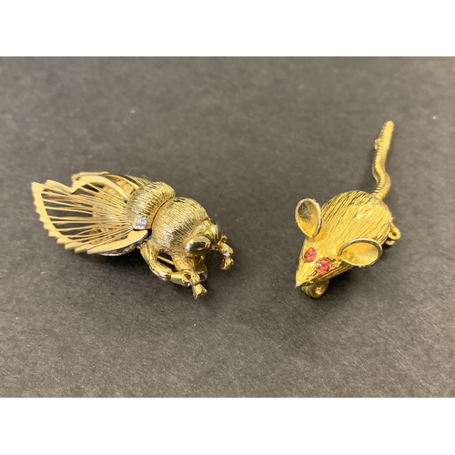 363 - Two yellow metal brooches, a bee and a small mouse, 35mm long