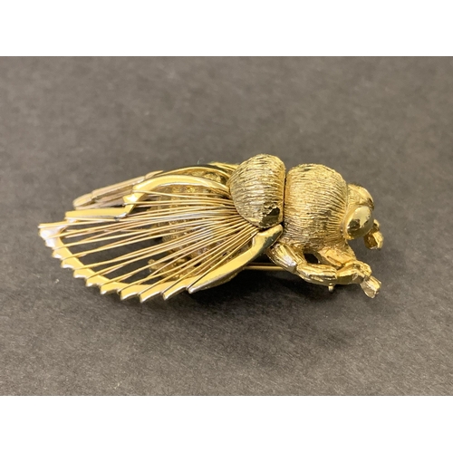 363 - Two yellow metal brooches, a bee and a small mouse, 35mm long