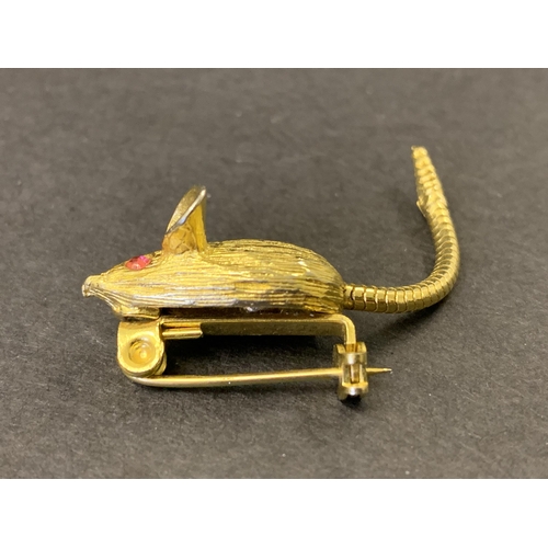 363 - Two yellow metal brooches, a bee and a small mouse, 35mm long