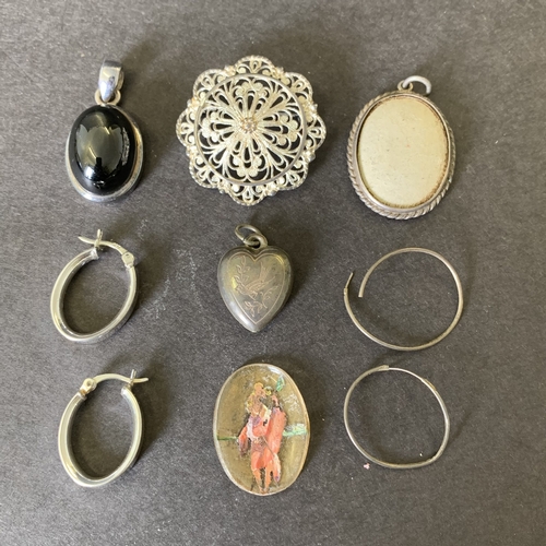 167 - A selection of mixed silver jewellery