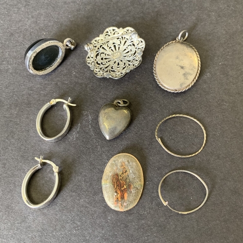 167 - A selection of mixed silver jewellery