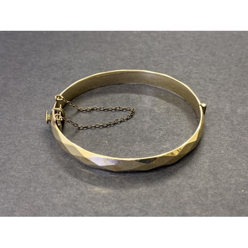 183 - A 1/5th 9ct gold hinged bangle