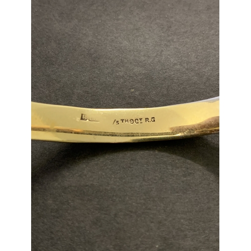 183 - A 1/5th 9ct gold hinged bangle