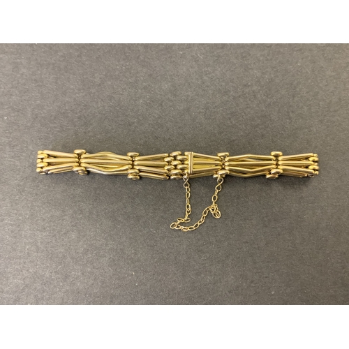 186 - A gold bracelet, marked '15' on catch, weight approx. 9g