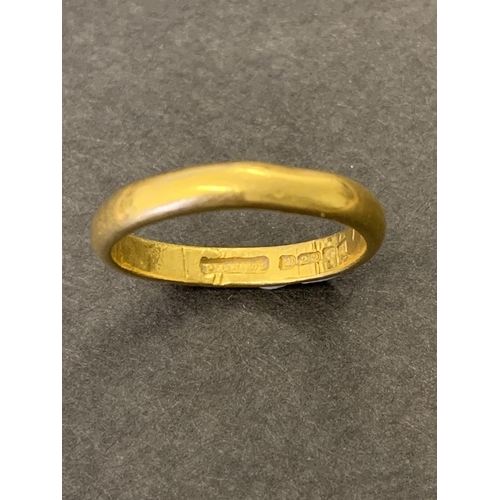 192 - A 22ct gold band, approx. size O, weight approx. 4.5g (ring out of shape and damage to inside of sha... 