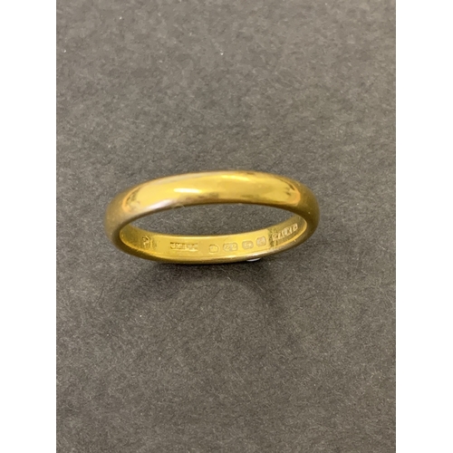 193 - A 22ct gold band, approx. size U 1/2, weight approx. 6.5g