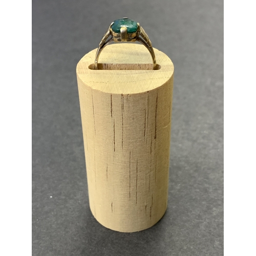 195 - A 9ct gold and green stone set ring, approx. size N 1/2, weight approx. 2.8g (stone very scuffed)