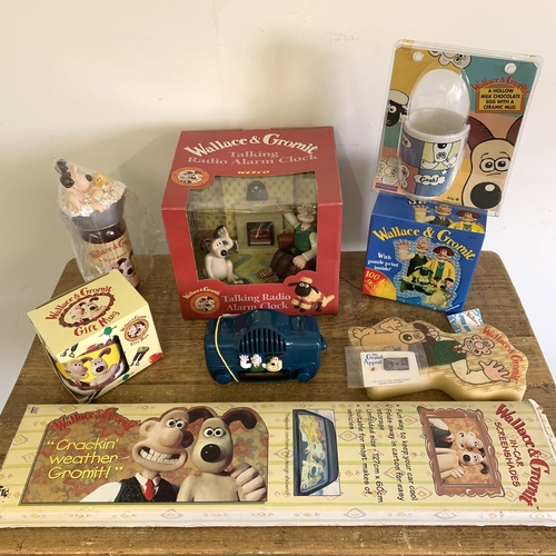 200 - A boxed Wallace and Gromit talking radio alarm clock, boxed in-car screen shades, mugs plus various ... 