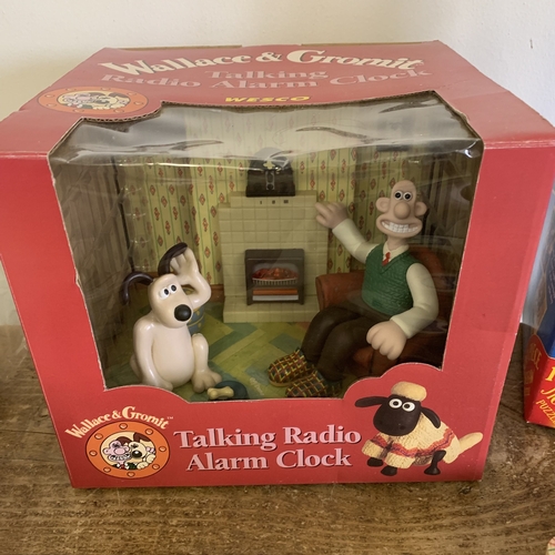 200 - A boxed Wallace and Gromit talking radio alarm clock, boxed in-car screen shades, mugs plus various ... 