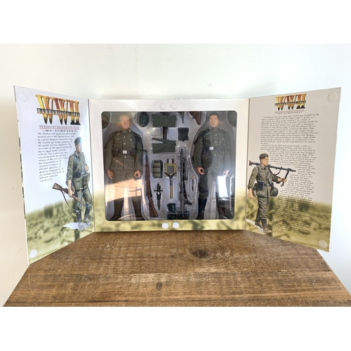 220 - A boxed Dragon action figure 2001 No.70004, WW2 Barbarossa 1941 Wehrmacht Machine Gun Team 'Heinrich... 