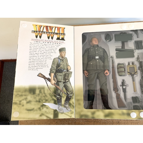 220 - A boxed Dragon action figure 2001 No.70004, WW2 Barbarossa 1941 Wehrmacht Machine Gun Team 'Heinrich... 