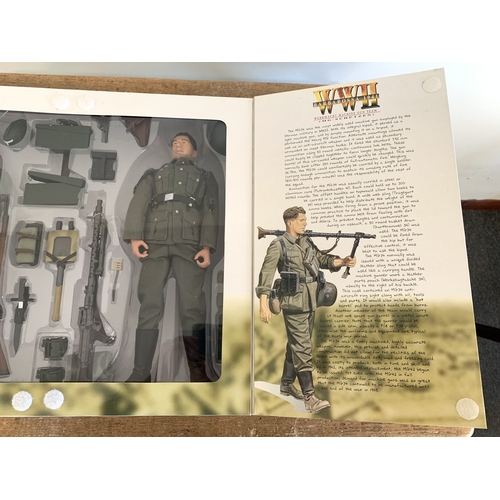 220 - A boxed Dragon action figure 2001 No.70004, WW2 Barbarossa 1941 Wehrmacht Machine Gun Team 'Heinrich... 