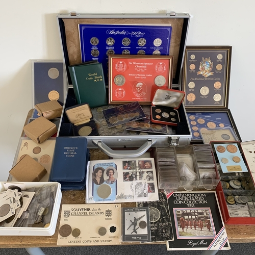 300 - Mixed coin sets including packaged pennies and a silver finish carry case