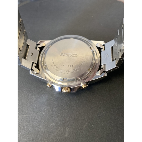 330 - A boxed Seiko Solar V172 chronograph wristwatch (ticks and runs, faint scratches on crystal, scratch... 