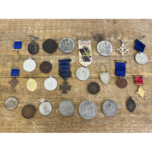 113 - A quantity of church, Sunday school and Band of Hope medals and medallions