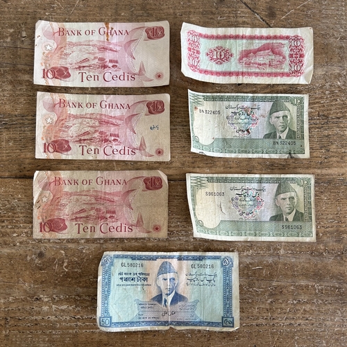 131 - Seven bank notes to include Bank of Pakistan, Bank of Ghana and a Taiwanese note