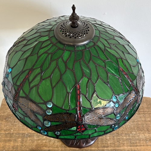 162 - A large size Tiffany style table lamp with green shade and decorated with dragonflies, with double l... 