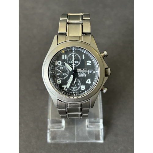 107 - A Seiko Chronograph Titanium gentleman wristwatch, 7T62-0B20 movement, 42mm dia (runs and ticks, wea... 