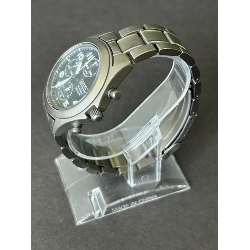 107 - A Seiko Chronograph Titanium gentleman wristwatch, 7T62-0B20 movement, 42mm dia (runs and ticks, wea... 