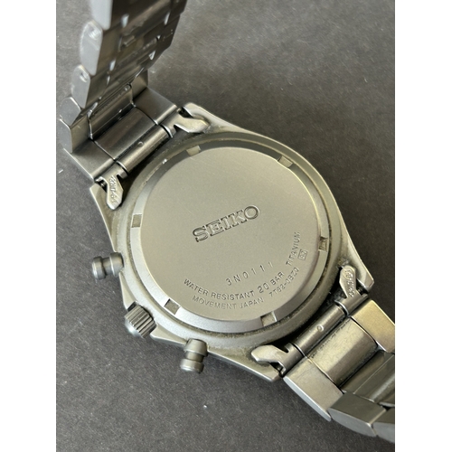 107 - A Seiko Chronograph Titanium gentleman wristwatch, 7T62-0B20 movement, 42mm dia (runs and ticks, wea... 