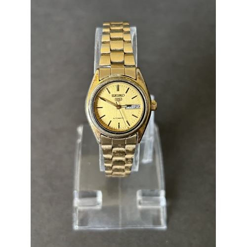 113 - A ladies Seiko 5 2906-0850 automatic wristwatch, 24mm dia (runs and ticks, wear on metalware, marks ... 