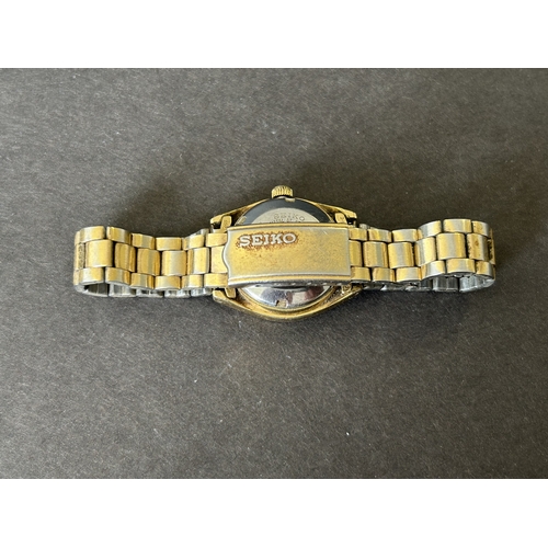 113 - A ladies Seiko 5 2906-0850 automatic wristwatch, 24mm dia (runs and ticks, wear on metalware, marks ... 