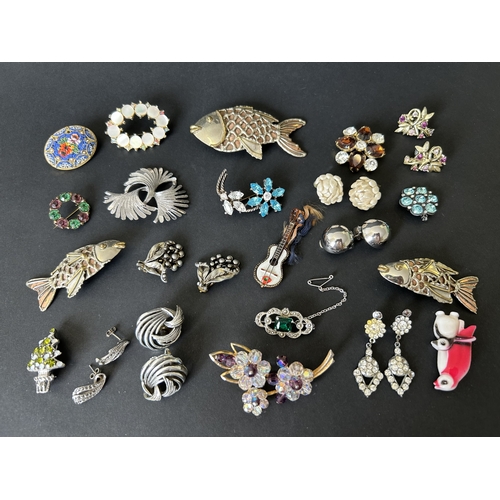 120 - A selection of vintage brooches and clip-on earrings