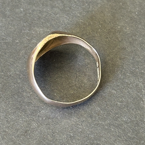 133 - A 9ct rose gold oval top ring, approx. size K, weight approx. 1.9g (the top with dents and band miss... 