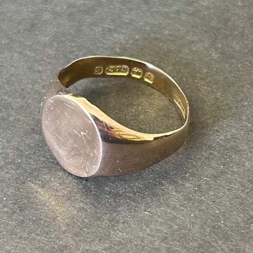 133 - A 9ct rose gold oval top ring, approx. size K, weight approx. 1.9g (the top with dents and band miss... 
