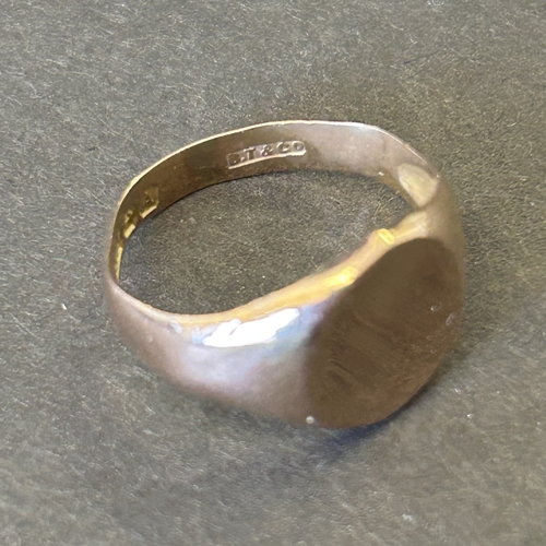 133 - A 9ct rose gold oval top ring, approx. size K, weight approx. 1.9g (the top with dents and band miss... 