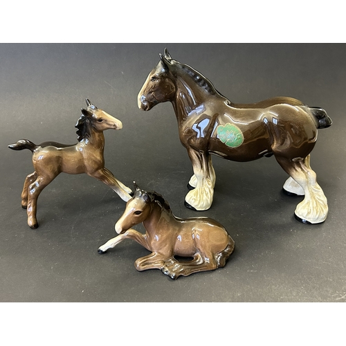 277 - Two vintage Beswick foals (one with small chip to ear) together with a Melba ware horse, approx. 6 1... 