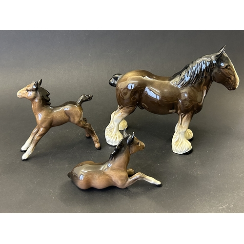 277 - Two vintage Beswick foals (one with small chip to ear) together with a Melba ware horse, approx. 6 1... 