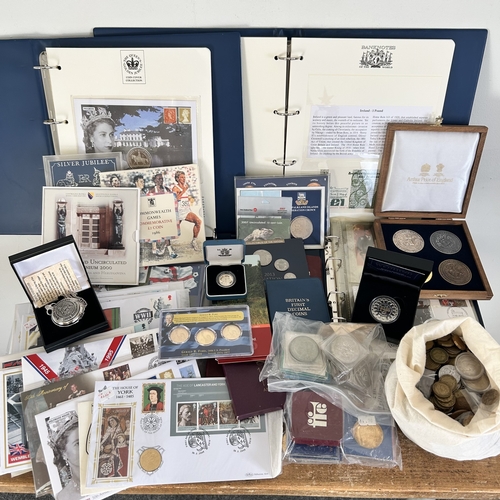 111 - A large bulk lot of mixed world coins to include 30+ coin covers, approx. 5kg of world coins, commem... 