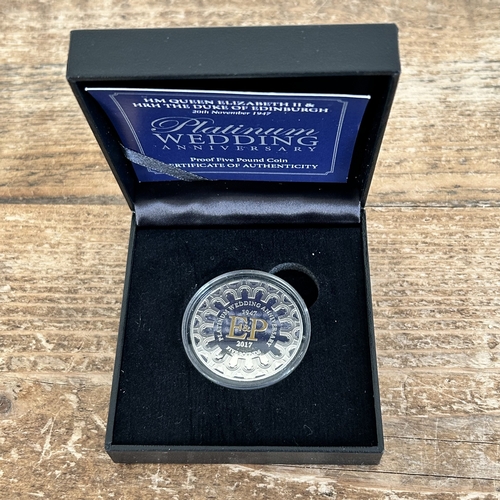 111 - A large bulk lot of mixed world coins to include 30+ coin covers, approx. 5kg of world coins, commem... 