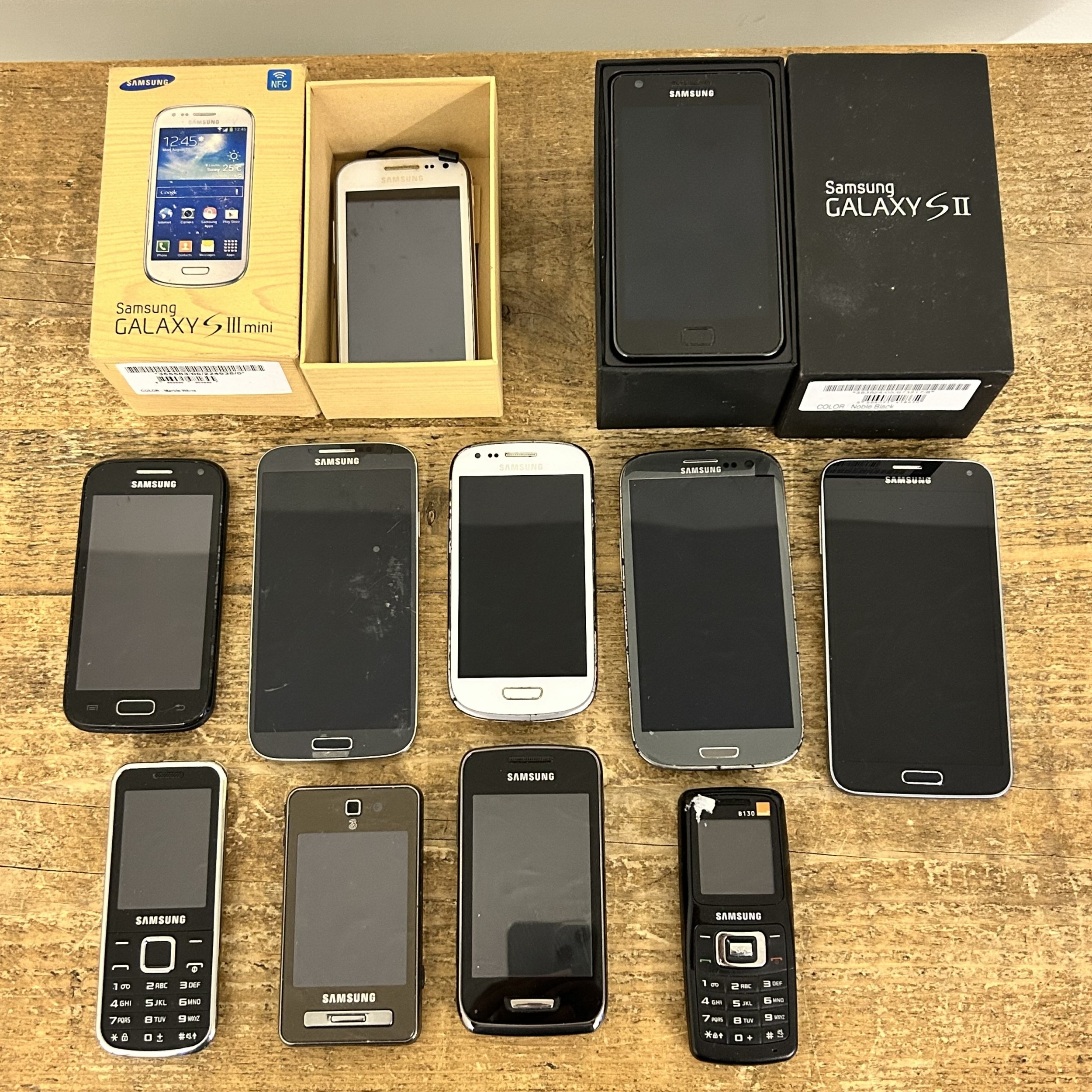 Eleven Samsung mobile phones, two with boxes (various conditions, all ...