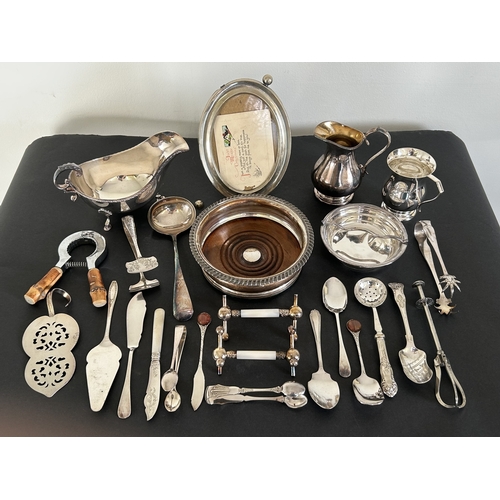 229 - A collection of vintage silver plated items to include a bottle holder, photo frame (as found), jugs... 