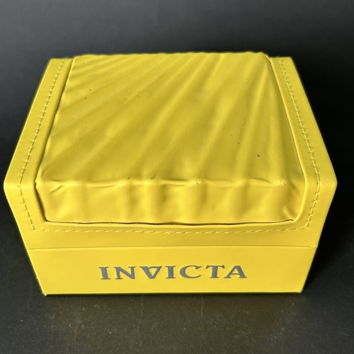 352 - A boxed Invicta Pro Diver gentlemans wristwatch, Model No.25076, 52mm dia, comes with some paperwork