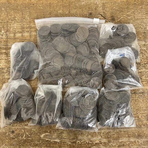 363 - A large collection of mixed age copper pennies, weight approx. 5kg (all in circulated condition)