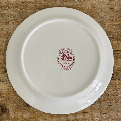 70 - Portmeirion 'Summer Strawberries' pattern tableware in sets of four with two large serving plates (s... 