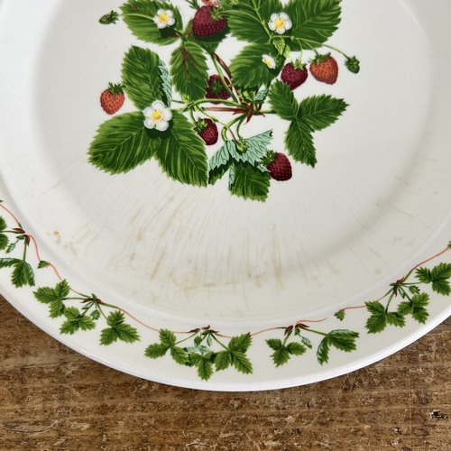 70 - Portmeirion 'Summer Strawberries' pattern tableware in sets of four with two large serving plates (s... 