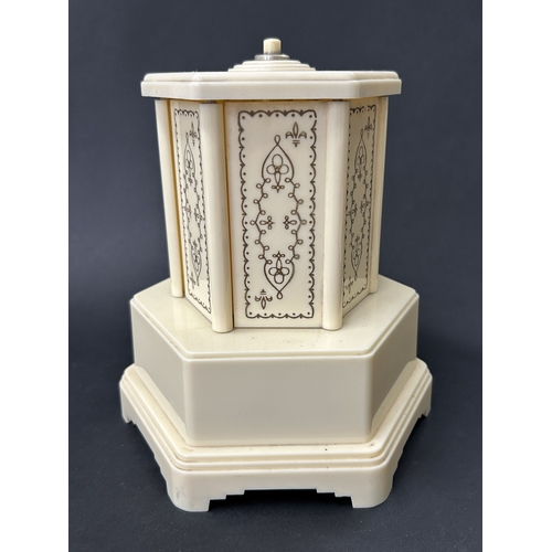 91 - A vintage Selcol musical cigarette dispenser, also known as a lipstick carousel, approx. 7 3/4