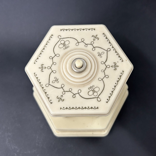 91 - A vintage Selcol musical cigarette dispenser, also known as a lipstick carousel, approx. 7 3/4