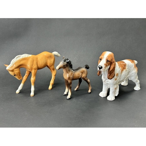 92 - A Royal Doulton cocker spaniel HN1036 plus two Beswick foals, a tan and a brown