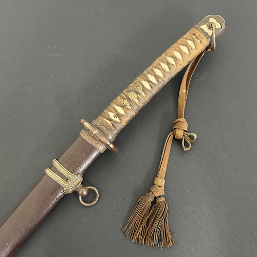 202 - A Shin-Gunto mounted Japanese Officers Katana in a brown lacquered Saya with military mounts, visibl... 