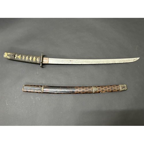 204 - An antique Wakizashi Japanese sword with a Tsuka and Tsuba and yellow metal Menukis, blade approx. 1... 
